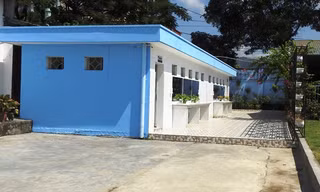 Đầu năm học mới, học sinh trường THPT Hoàng Quốc Việt (thị xã Đông Triều, Quảng Ninh) ngỡ ngàng bởi khu nhà vệ sinh đã "lột xác" với màu sơn xanh dịu mát, hệ thống âm thanh, gương soi, bồn rửa tay, xà phòng, chậu hoa… Nằm cách các dãy nhà học khoảng 50 m,