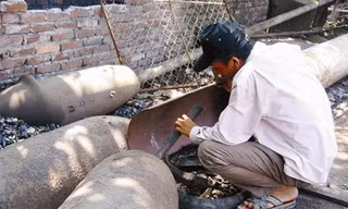Đục bom ghỉ để lấy thuốc