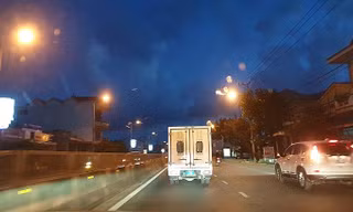 Lực lượng công an chuyển đối tượng về TP. Đồng Hới (Quảng Bình) để tiếp tục điều tra