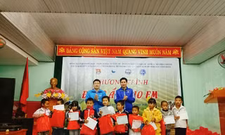 Trung ương Đoàn mang hơi ấm đến học sinh nghèo Quảng Bình
