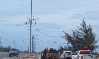 Nhiều người chặn đường để tổ chức đua xe trái phép trên tuyến đường Võ Nguyên Giáp.