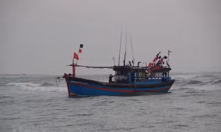 Vào đảo Hải Nam trú bão, một tàu cá xa bờ mất liên lạc 20 ngày