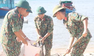 Thanh niên Quảng Bình ra quân làm sạch bãi biển