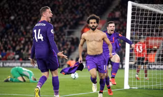 VIDEO: Ngược dòng ấn tượng, Liverpool đòi lại ngôi đầu