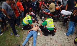 CĐV Malaysia bất tỉnh vì bị chen lấn trong lúc mua vé. Ảnh: Zing.