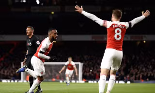 Lacazette tỏa sáng, Arsenal thoát thua trước Liverpool