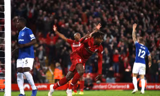 Clip: Liverpool thắng ‘toát mồ hôi’ trước Everton