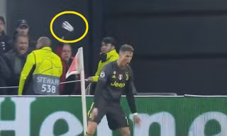 VIDEO: CĐV Ajax liên tục ném chai nước về phía Ronaldo