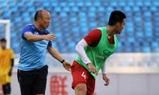 U22 Việt Nam thắng Trung Quốc, cổ động viên Việt nói 'ông Park thật tuyệt'! 