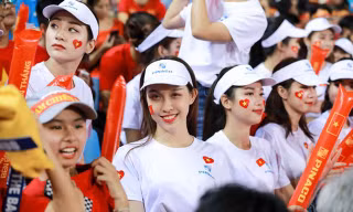 Dàn mỹ nữ hấp dẫn nhất 'không thể rời mắt' ở AFF Cup 2018