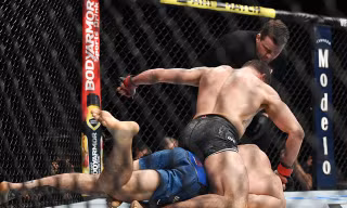 Diego Sanchez ra đòn khiến đối thủ không thể chống đỡ.