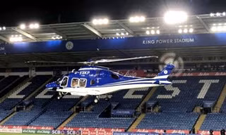 Trực thăng chở Chủ tịch Leicester rời sân King Power.