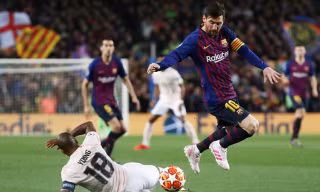 Ashley Young dễ dàng bị Messi vượt qua.