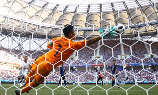 Thủ môn Nhật Bản tái hiện pha cứu thua thần thánh ở World Cup