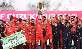 VIDEO: Khoảnh khắc ĐT Việt Nam nâng cao cúp vô địch AFF Cup
