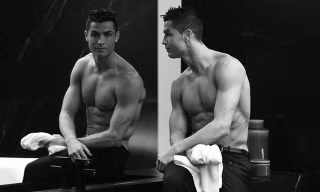 Theo lời kể của Ferdinand, Ronaldo rất thích soi gương và nhận xét về vẻ đẹp của mình.