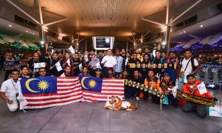 345 CĐV Malaysia tới Hà Nội cổ vũ chung kết AFF Cup