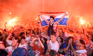 CĐV Croatia vui mừng khi đội nhà vào chung kết World Cup 2018.