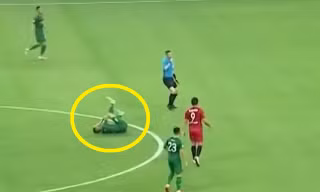 VIDEO: Va chạm với trọng tài, tuyển thủ Brazil diễn trò hề ăn vạ