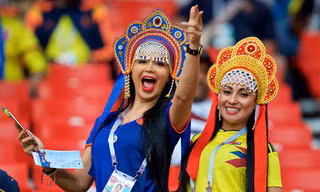 Bóng hồng Anh và Colombia thi nhau khoe sắc trên khán đài