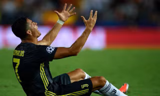 Ronaldo khóc nức nở sau khi bị truất quyền thi đấu.