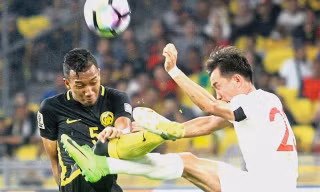 Adam Nor Azlin (trái) muốn giành chức vô địch AFF Cup để làm quà cho vợ mới cưới.