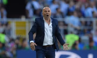Messi đá hỏng phạt đền, HLV Sampaoli vẫn bênh chằm chặp