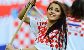 Kiều nữ Croatia 'đốn tim' trên khán đài World Cup