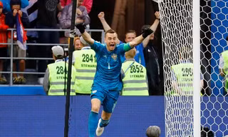 Thủ thành Nga 'đá bay' Tây Ban Nha khỏi World Cup