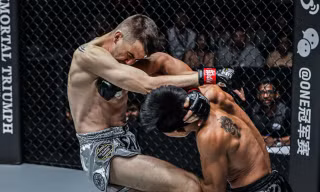 Lerdsila Phuket Top Team và Savvas Michael đối chiến.