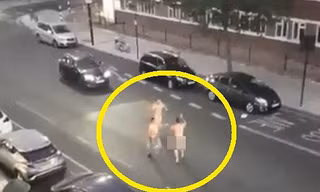 Nam CĐV thoát y chạy trên đường phố London để ăn mừng chiến thắng. Ảnh cắt từ clip.