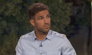Bình World Cup, Fabregas bị chê tơi tả vì ăn mặc như... bảo vệ
