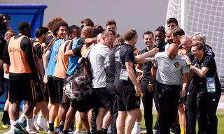 Các cầu thủ Bỉ giúp HLV Roberto Martinez có sinh nhật đặc biệt.