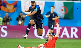 Mbappe có thể ‘lật đổ’ Ronaldo và Messi, giành Bóng vàng