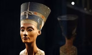 Bức tượng Nữ hoàng Nefertiti được trưng bày tại bảo tàng Neues.