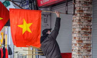 Phố phường Hà Nội đỏ thắm màu cờ ngày 29 Tết