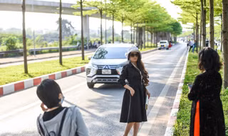Bất chấp nguy hiểm, người dân tràn xuống lòng đường 'check-in' với bàng lá nhỏ