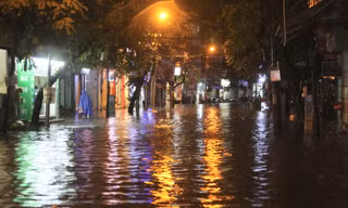 Nhiều tuyến phố tại Hà Nội ‘thành sông’ sau hơn 20 phút mưa trắng trời