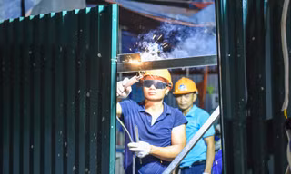 Xuyên đêm thu hẹp 'lô cốt' gây ùn tắc trên đường Nguyễn Xiển