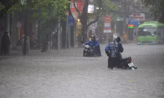 'Biển nước' bủa vây người dân Hà Nội chiều cuối tuần