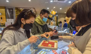 Người dân Hà Nội ùn ùn mua vàng trước Ngày vía Thần Tài