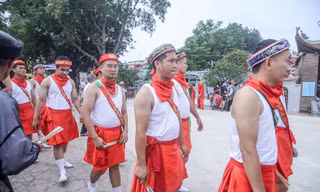 Độc đáo cảnh trai Hà thành mặc váy rước nước tại Lễ hội đình Chèm