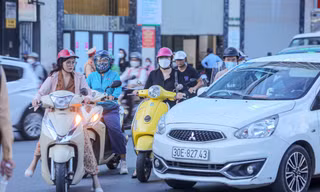 Xe máy 'tạt' 4 làn ô tô để quay đầu trên đường Nguyễn Trãi