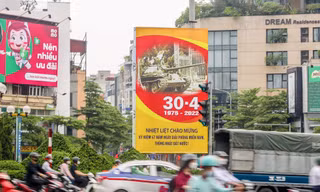 Phố phường Thủ đô rợp cờ hoa kỷ niệm 30/4 và 1/5