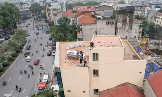 Bắt đầu phá dỡ nhà cao tầng không phép số 84 đường Láng
