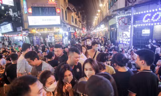 'Phố Tây' Tạ Hiện tấp nập tới khuya trong dịp nghỉ lễ 30/4