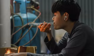 Lạ lùng ngôi làng ở Hà Nội, người dân dùng... hơi thở để mưu sinh