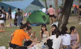Đông nghịt người cắm trại ở công viên Yên Sở trong ngày cuối nghỉ lễ