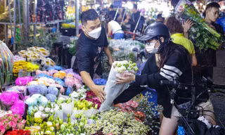 Chợ hoa đêm lớn nhất Hà Nội đông nghẹt khách trước dịp 20/10
