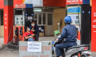 Loạt cây xăng ở Hà Nội treo biển 'hết hàng' trước giờ điều chỉnh giá